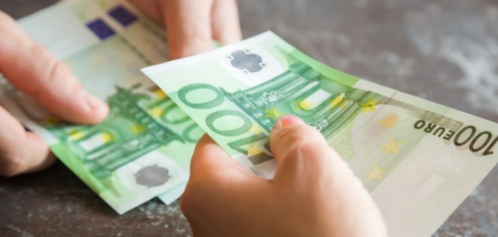 Cum să transferați bani din Europa în Moldova în 2023. Ghid detaliat și comparație a metodelor